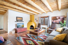 Kiva Cottage, 2 Bedrooms, Upgraded, WiFi, Patio, Fireplace, Sleeps 6
